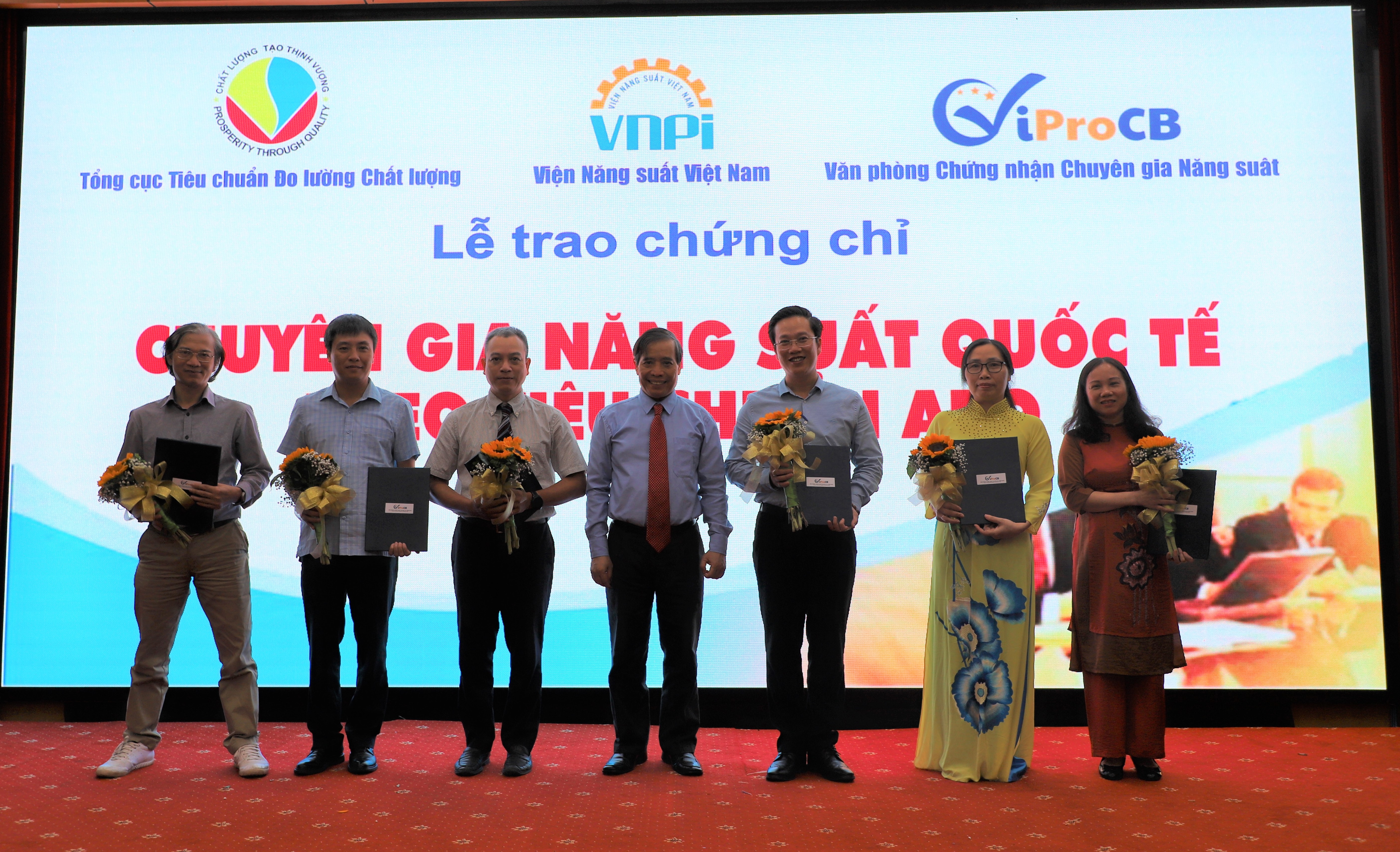 Lễ trao chứng chỉ Chuyên gia năng suất cho 8 chuyên gia đầu tiên tại Việt Nam